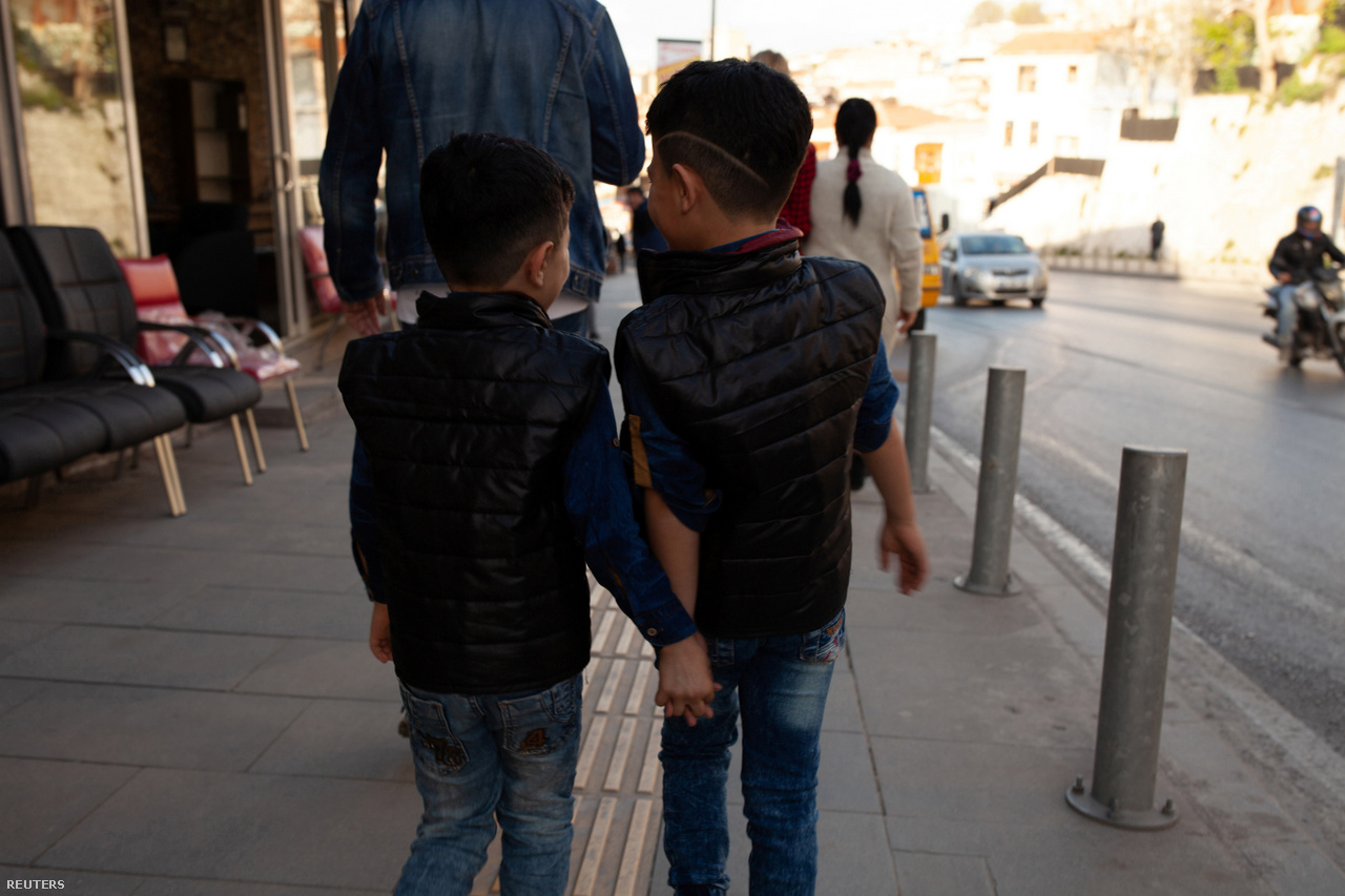 Hanin testvérei, a 8 éves Osama és a 11 éves Mohammad az iskolából sétálnak haza 2018. március 23-án. Hanin idősebb fiútestvére, Hamza már korábban elhagyta Törökországot. 4 éve ment Németországba, azóta ott él. A család egyik legfőbb vágya, hogy ne kelljen többé videóhívásokon keresztül beszélniük. Európában akarnak újra együtt lenni.