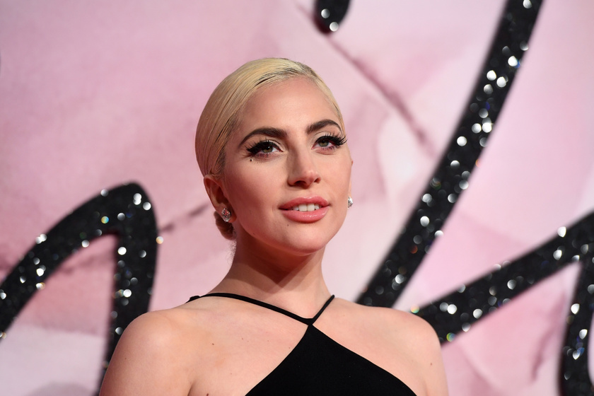 Lady Gaga álomszép címlapfotója - Új frizurával bűvölte el a rajongókat