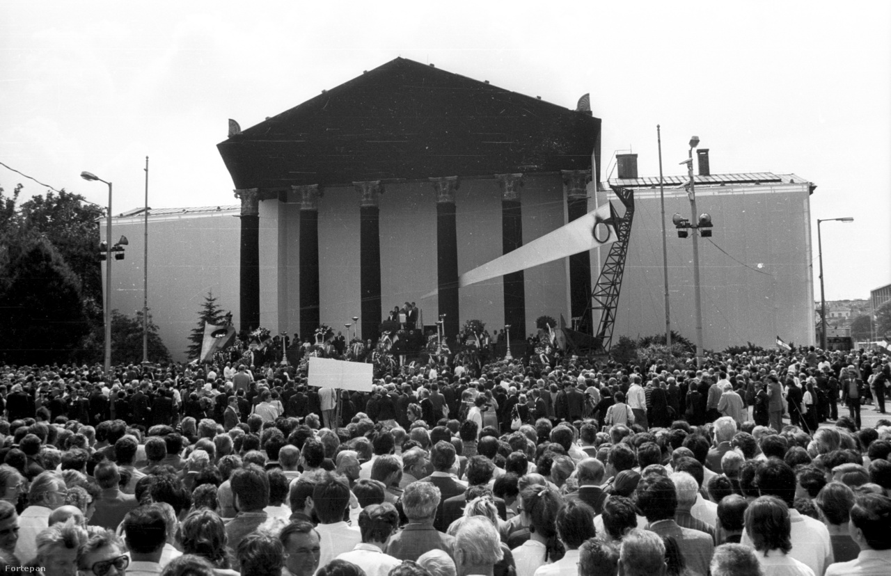 1989 június 16-án. Nagy Imre, és mártírtársai kivégzésének évfordulójáról először lehetett szabadon megemlékezni. A Hősök terét, és a Műcsarnokot Rajk László, és Bachmann Gábor látványterve alapján alakították át.