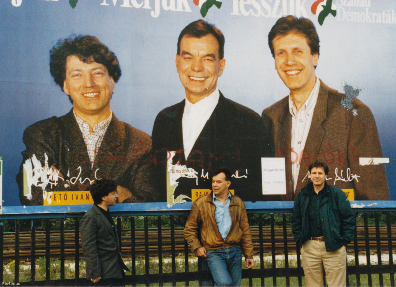Az első szabad választás egyik SZDSZ-es óriásplakátja előtt, a plakáton szereplők élőben 1990-ben.