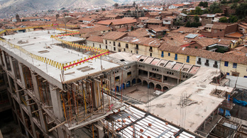 Inka romokra építették a szállodát, most le kell bontani