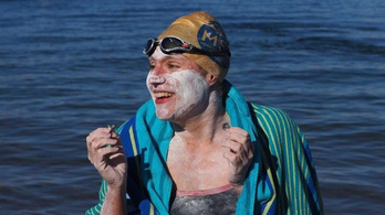 210 kilométert úszott megállás nélkül a rákból felépült nő