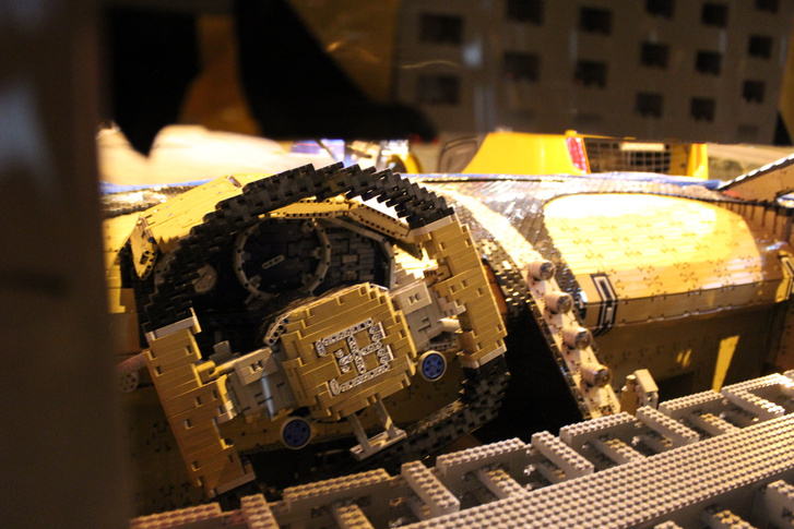 Imádni való részlet, de a kiállításon nem látható: a LEGO alkatrészekből összerakott merevítő az utastérben