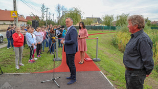 Győrszentivánon egy fél éve kész futópályát adtak át Borkaiék, iskolások adták a hátteret