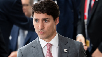 Rasszista üzenetű fotói miatt magyarázkodhat Justin Trudeau