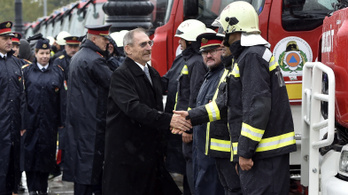 Pintér bejelentette, hogy a balesetveszélyes tűzoltóautókkal egy helyen gyártat a kormány mentőket is