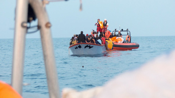 Harminchatan akartak átjönni a Földközi-tengeren egy bárkával