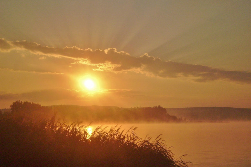 Egy valóságos csoda, ahogy a hajnali ködben megcsillan a tó: a Rakaca-víztározó képeslapra illik