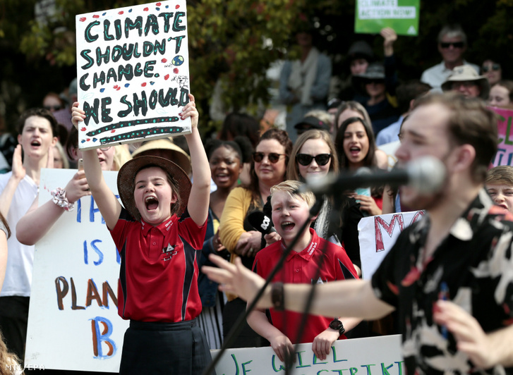 Nem az éghajlatnak kell változnia hanem nekünk jelentésű transzparenst tart fel egy kislány az éghajlatváltozás ellen Global Strike 4 Climate jelszóval meghirdetett országos környezetvédelmi demonstráción a tasmániai Launcestonban 2019. szeptember 20-án.
