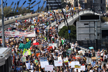 Tüntetők Brisbane-ben a Viktória hídon
