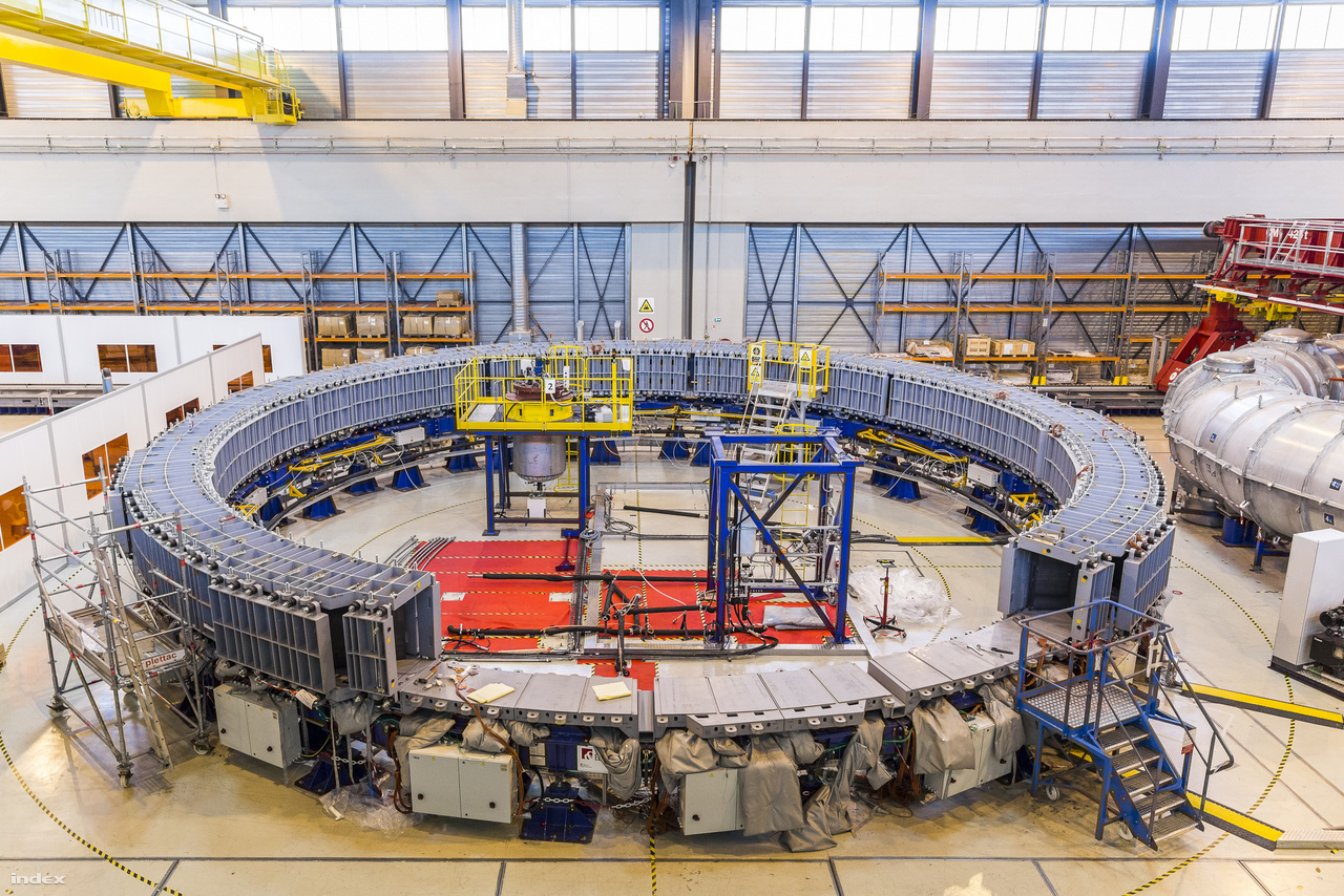 A szupravezető elektromágnesek tekercseit helyben gyártják, az ITER mágneseibe százezer (igen, 100 000) kilométer nióbium-titán szupravezető szál kerül – ez egyébként olyan sok, hogy a projektben résztvevők majd mindegyike részt vállal a gyártásból. Ez itt az üzem utolsó előtti munkaállomása, ahol a kész tekercsek műgyantás szigetelését végzik. Minden mágnestekercshez több mint ezer liter gyantát használnak fel, a speciális anyag nemcsak elektromos szigetelést, de szerkezeti stabilitást is nyújt a tekercseknek.