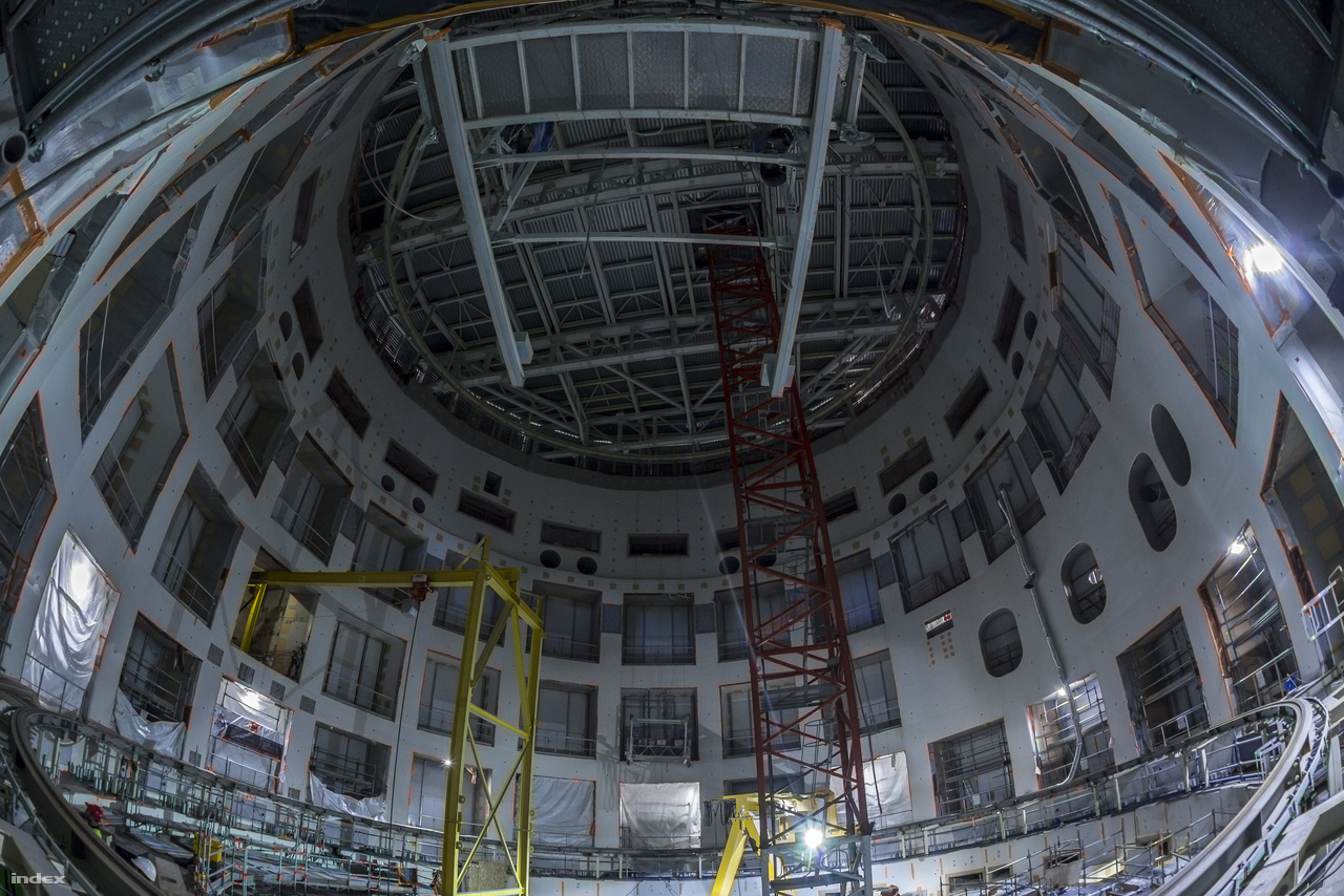 Itt dobog majd az ITER szíve. A majdnem kész tokamaképület tulajdonképpen egy körfolyosós gangos bérházhoz is hasonlítható, azzal az apró különbséggel, hogyha elkészül, az itt látható belső udvarát egy 23 ezer tonnás gépezet tölti majd ki, amiben 840 köbméternyi, 150 millió fokos plazmát tartanak foglyul a tízezer tonnát nyomó szupravezető elektromágnesek.
