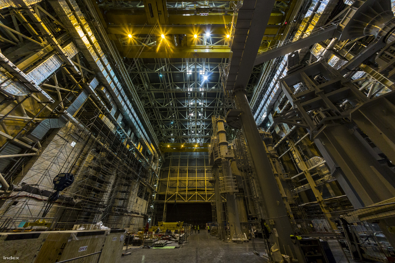 A hatvan méter magas összeszerelő csarnok belső tere. Itt rakják majd össze a kísérleti fúziós erőmű 23 ezer tonnás szívét-lelkét, a tokamak berendezést, illetve fő darabjait.