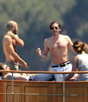 Adrien Brody divatmágnással, kigyúratlanul hajózgat Cannes-ban