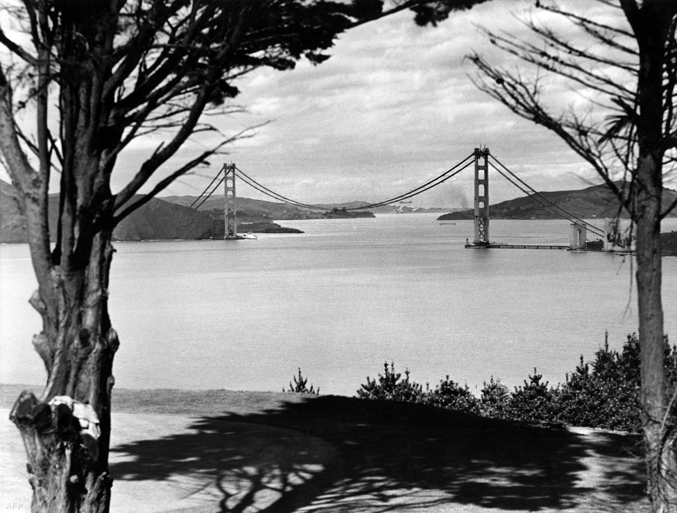 1936. május. A híd megépítésének költségvetése 35 millió dollár volt, ez 75 évnyi inflációt figyelembe véve ma 619 milliót jelent. A végső költség végül ennél kevesebb lett, 1,3 millió megmaradt a büdzséből, ráadásul az építkezés az eredeti menetrendhez képest korábban fejeződött be.