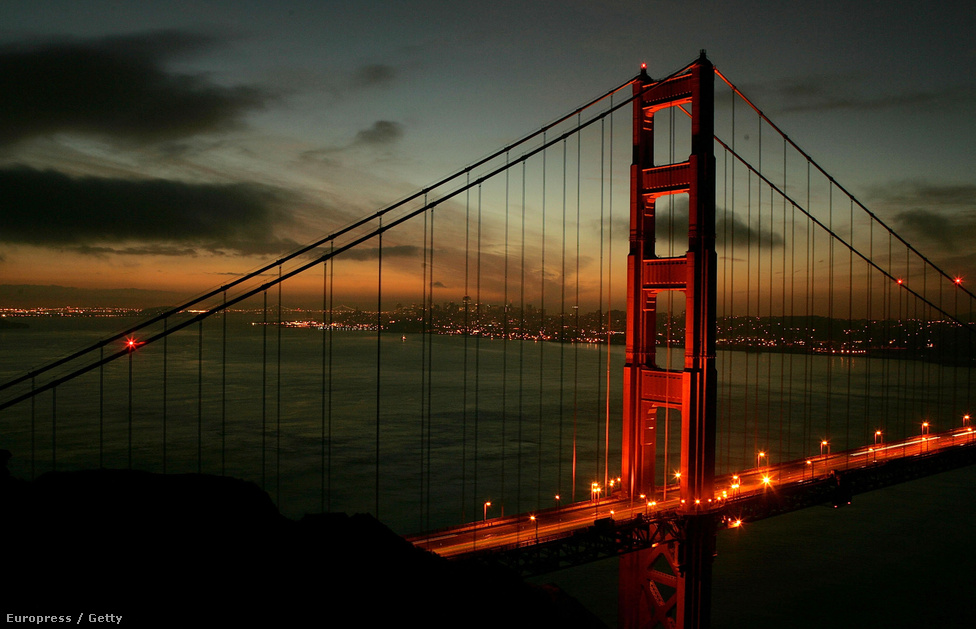 2005. január 27. Alkonyat a Golden Gate-nél. Megnyitása óta több mint 1300 ember vetette le magát a hídról, amit emiatt öngyilkosok hídjának is neveznek. Ezzel szemben három alkalommal fordult elő, hogy egy-egy terhes nő a hídon szülje meg a gyerekét, 1958-ban, 91-ben, és 93-ban. Mindhárom szülés rendben lezajlott, az újszülött mind a háromszor fiú volt. 