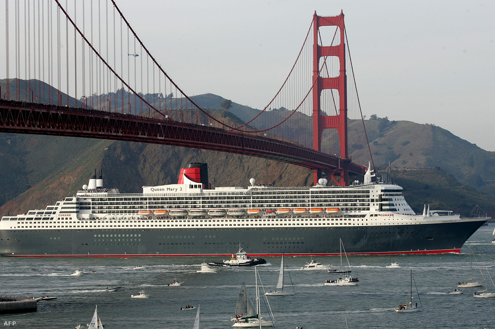 2007. február 4. A Cunard társaság Queen Mary 2 hajója, a világ legnagyobb utasszállító óceánjárója első útján a San Francisco-i kikötőbe tart.