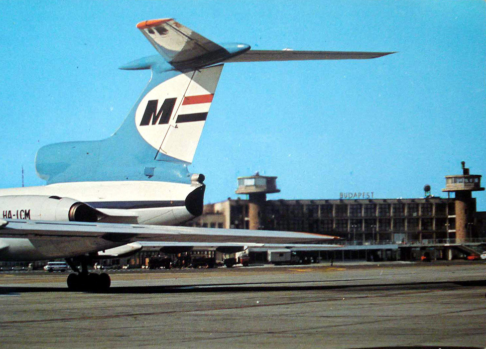 Malév Tu-154 képes a reptéri betonon, a 70-es, 80-as években.