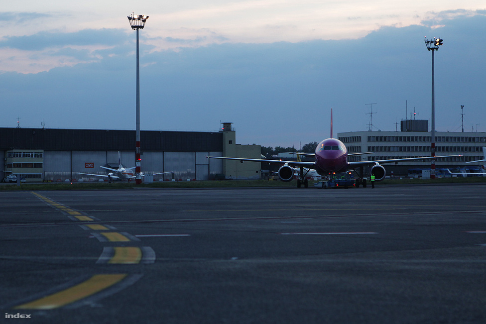Az utolsó magyar járat a Wizz Air Bariba tartó gépe volt 20.25-kor.  
