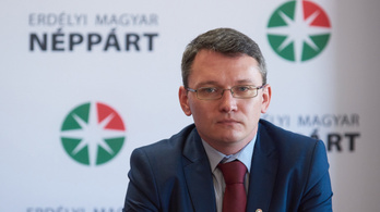 Náci karlendítéssel pózolt az erdélyi magyar politikus