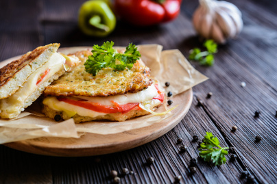 Kalóriaszegény szendvics karfiolból, mozzarellával, paprikával: diéta alatt is tökéletes