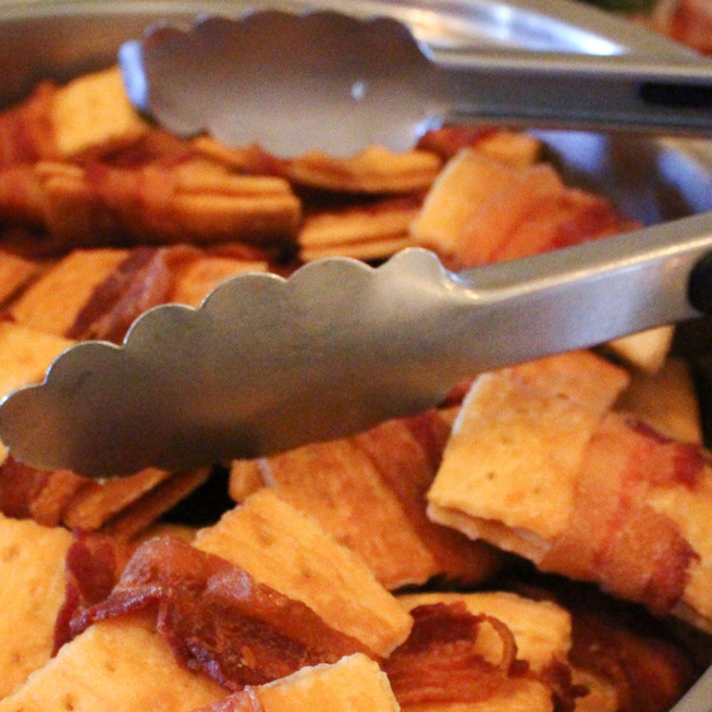 Baconbe tekert kréker: villámgyors vendégváró falatka