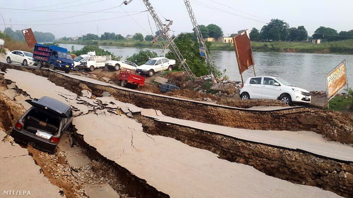 Teljesen széttöredezett úttest a a Kasmír pakisztáni fennhatóságú részén található Mírpurban 2019. szeptember 24-én, miután 5,8-as erősségű földrengés rázta meg a térséget