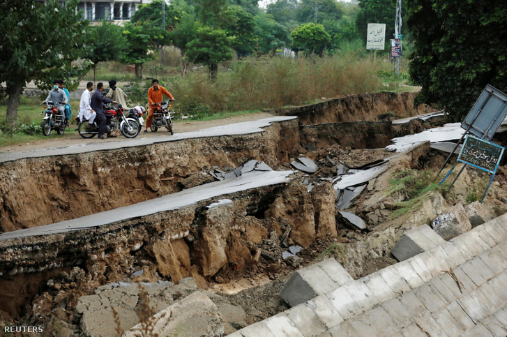 Földrengésben megsemmisült út a pakisztáni Mírpurban