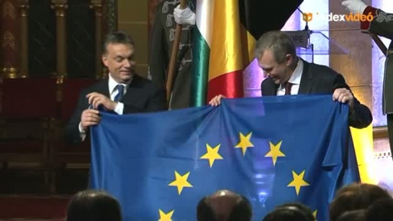 Fordított zászlóval pózolt a belga és a magyar miniszterelnök