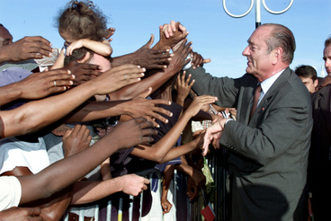 Jacques Chirac kezet fog a helyiekkel, amikor megérkezik a Pamandzi repülőtérre 2001. május 19-én Mayotte-ba, ami francia terület