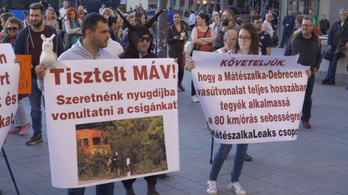 Késik, koszos, nem foglalkoznak az emberekkel - tüntettek a MÁV ellen