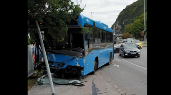 Csúnya baleset volt a Döbrentei térnél, leszakadt az 5-ös busz eleje