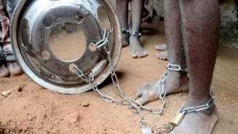 Láncra vert, megkínzott gyerekeket találtak egy nigériai korániskolában