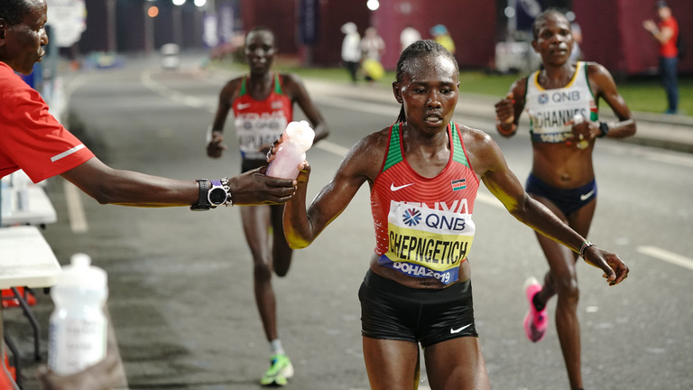 A fojtogató pára túlélőversenyt csinált a női maratonfutásból