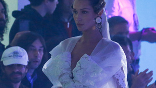 Bella Hadid nagyon bizarr esküvői ruhában parádézott