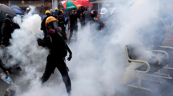 Eldurvult a helyzet Hongkongban, egy tüntetőt meglőttek