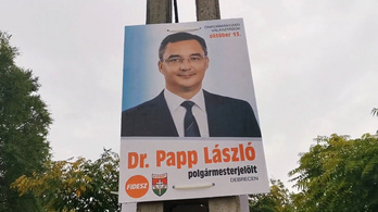 Engedély nélkül plakátozik a Fidesz Debrecenben