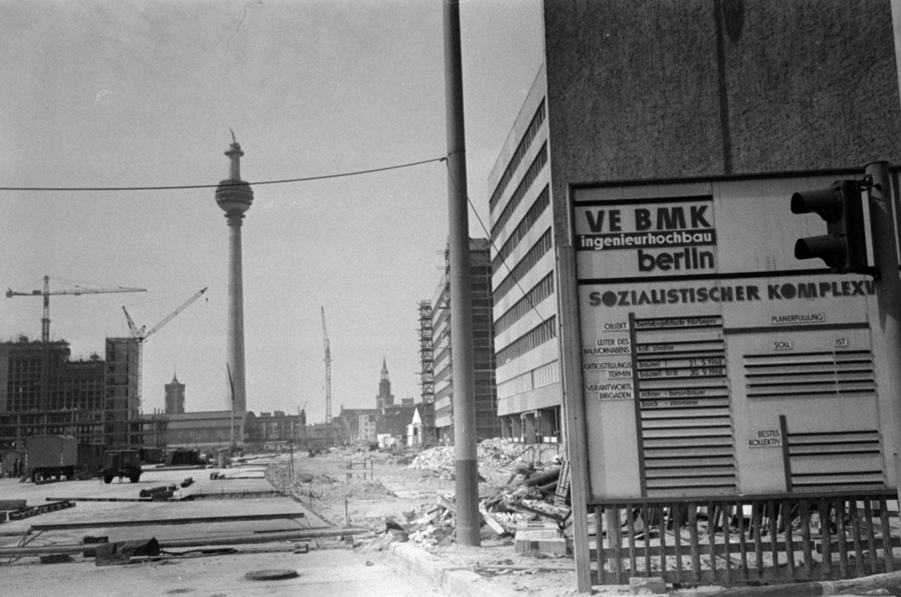 A kínzó lakáshiányt az újabb és újabb panelprogramokkal igyekeztek kielégíteni. Egész városrészek épültek meg ezzel a technológiával, például ilyen a ma 100 ezer lakosú Halle-Neustadt. Az NDK-ban közel 2 millió panellakás épült. Ezen a képen Kelet-Berlin közepét látjuk a híres Tévétoronnyal. 