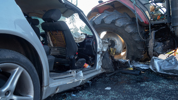 Traktornak ütközött a gyorshajtó Mercedes, senki nem volt bekötve, ketten meghaltak