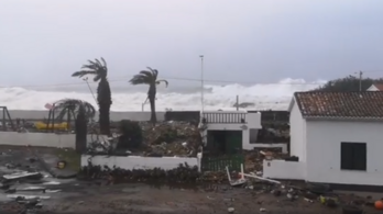 Az Azori-szigeteken tombol a Lorenzo hurrikán