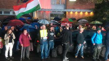 Többszázan tüntettek a TV2 épülete előtt