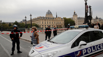 Késsel támadt egy rendőrségi dolgozó társaira Párizsban: négyet megölt, a támadót lelőtték