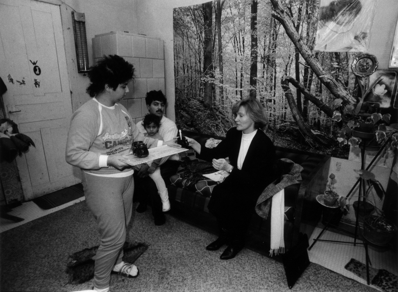 “A munkánk nagy része dögunalom, ott kell helytállni.” Csehák Judit egészségügyi miniszter az Újpesti Családsegítő Központ szervezésében szegény családokat látogatott meg Budapesten, 1989. november 25-én.