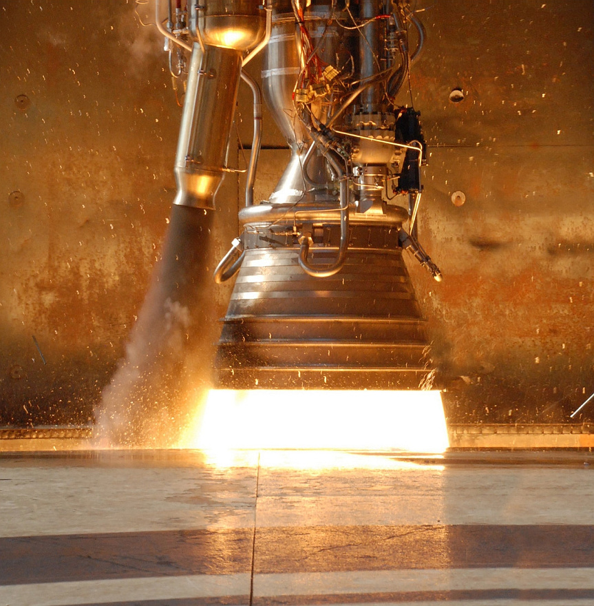 A űreszközt feljuttató Falcon–9 rakéta erejét kilenc Merlin rakétahajtómű adja, és a SpaceX jelentése szerint a tesztek alatt két másodpercig mind a kilencet teljes üzemen tartották. A rakéta második fokozatát egy Merlin vákuumhajtómű adja, amely finomított kerozinnal (RP-1) és folyékony oxigénnel működik, ugyanazzal a hajtóanyag-kombinációval, mint amit a NASA a Saturn V holdrakéta első fokozatánál használt.
