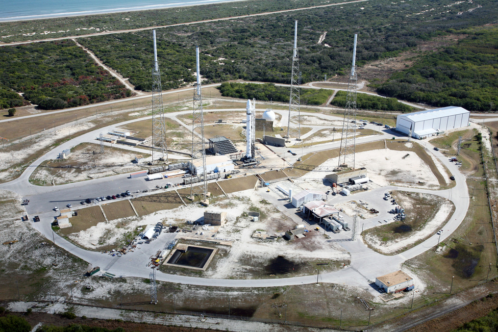 2006-ban a NASA 1,6 milliárd dolláros szerződést kötött a SpaceX-szel tizenkét űrrepülésre. A cég a Kennedy Űrközpontban vásárolt az amerikai űrkutatási hivataltól indítóállást. Az SLC–40 (Space Launch Complex 40), a 40-es indítókomplexum, a Cape Canaveral Air Force Station rakétaindítója, innen indul majd a Falcon–9 is. Az 1960-as években elkészült indítókomplexumot az Egyesült Államok légiereje használta elsősorban katonai műholdakat szállító Titan III és Titan IV hordozórakéták indítására 1965 és 2005 között. Innen indították a Mars Observer és a Cassini–Huygens űrszondákat is.