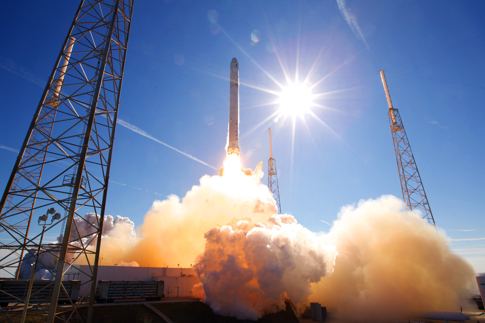 2007-2008-ban az eredeti indítóállványt elbontották, az indítóállást pedig a SpaceX bérelte ki. A kiszolgáló létesítmények felújítása után az első rakéta 2008 végén érkezett az indítóállásra, amelyet végül 2009. január 10-én állítottak fel. Elon Musk igazi scifi-rajongó: a Falcon rakéták a Star Wars filmekben szereplő Millenium Falcon után kapták nevüket.