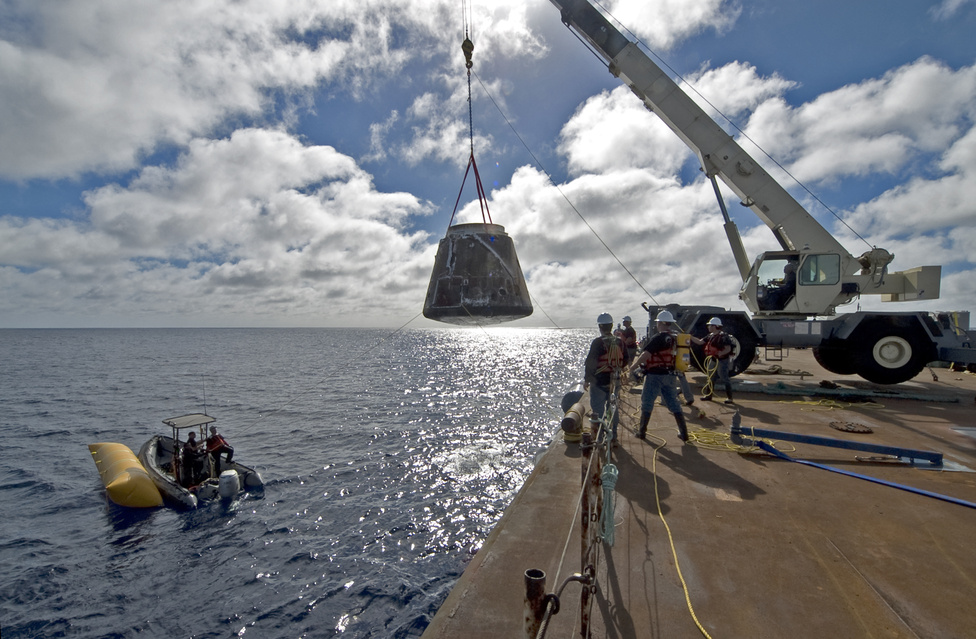 2010. december 8-án zajlott le a Dragon első űrrepülése, a teszt során sikeresen pályára állt, megkerülte többször a földet, majd rendben vissza is érkezett az űreszköz. Ez volt mellesleg a Falcon-9 rakáta második útja. A képen a Csendes-óceánból kihalászott Dragon. A Dragon titokban magával vitt egy adag sajtot is. A SpaceX John Cleese brit komikus előtt tisztelgett ezzel az akcióval. 