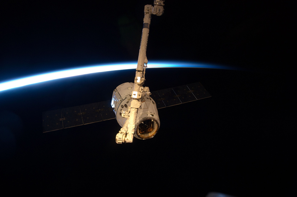 Miután ki- és bepakoltak az ISS asztronautái, a Dragont lezárták és május 31-én leválasztották az űrállomásról. 