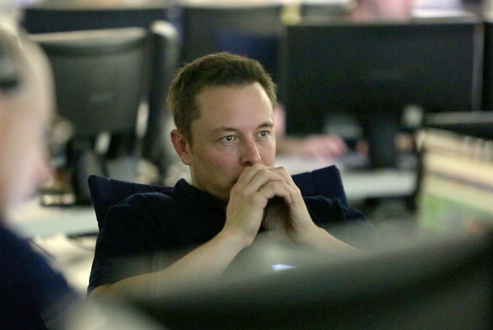 A Dragont többszöri használatra tervezték: a SpaceX-nek 1,6 milliárd dolláros szerződése van a NASA-val, aminek értelmében szeptembertől 12 alkalommal fog utánpótlást szállítani a Nemzetközi Űrállomásra a következő három évben. És még vissza sem tért a Földre a SpaceX cég történelmet író Dragon űrkapszulája, a Elon Musk vállalata máris újabb nagy bejelentéssel állt elő: megkötötték az első szerződést a világ legnagyobb és legerősebb hordozórakétájaként fejlesztett Falcon Heavy felhasználására. 