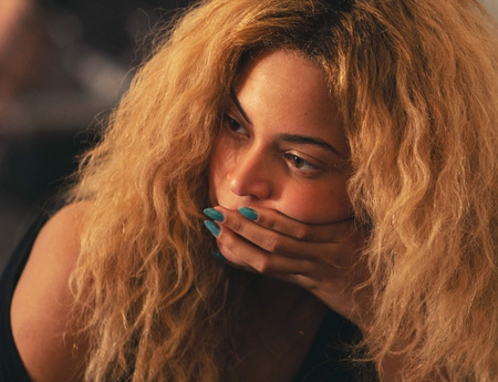 Beyoncé Shakiraként néz oldalra legfrissebb tumblres képén